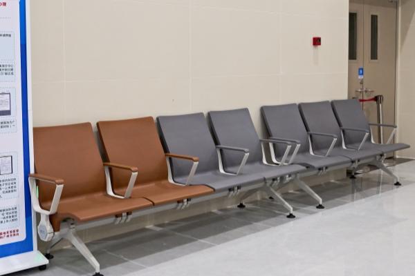 How to strike a balance between price, quality, and delivery time when centrally purchasing hospital folding chairs?
