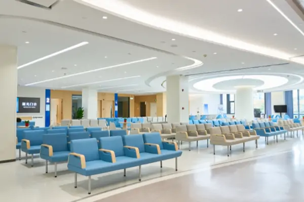 Why can durable, easy-to-clean waiting chairs help hospitals reduce maintenance costs by 30%?