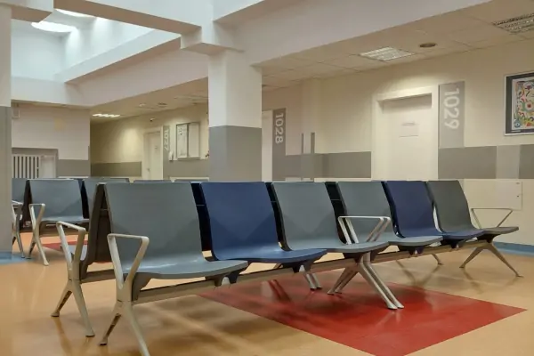 Custom vs. Standard Hospital Waiting Chairs: Which Suits Your Project Best?